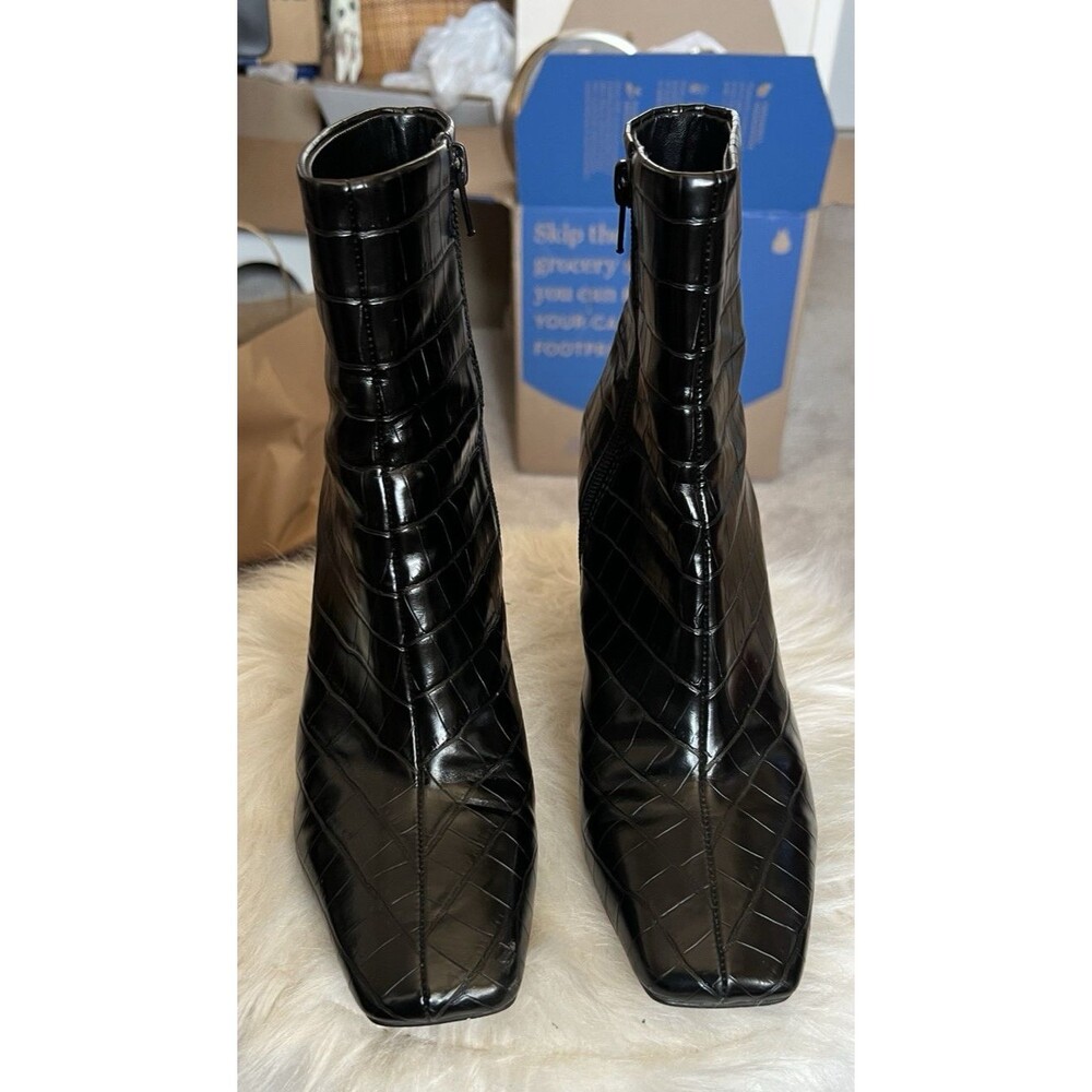 BCBGeneration Black Croc Embossed Ankle Booties Zip Size 7.5